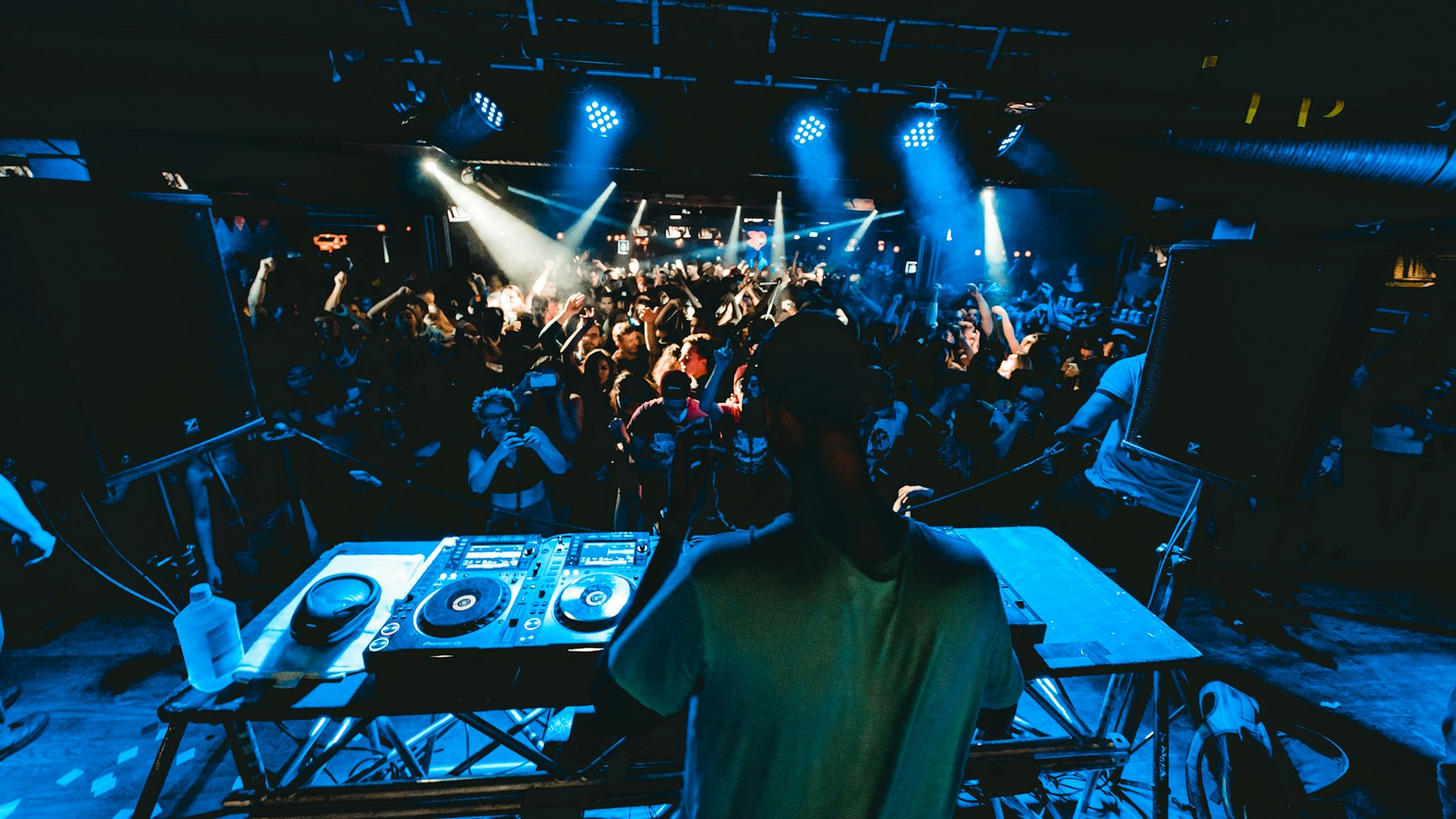 DJ face au public pendant une nuit électronique