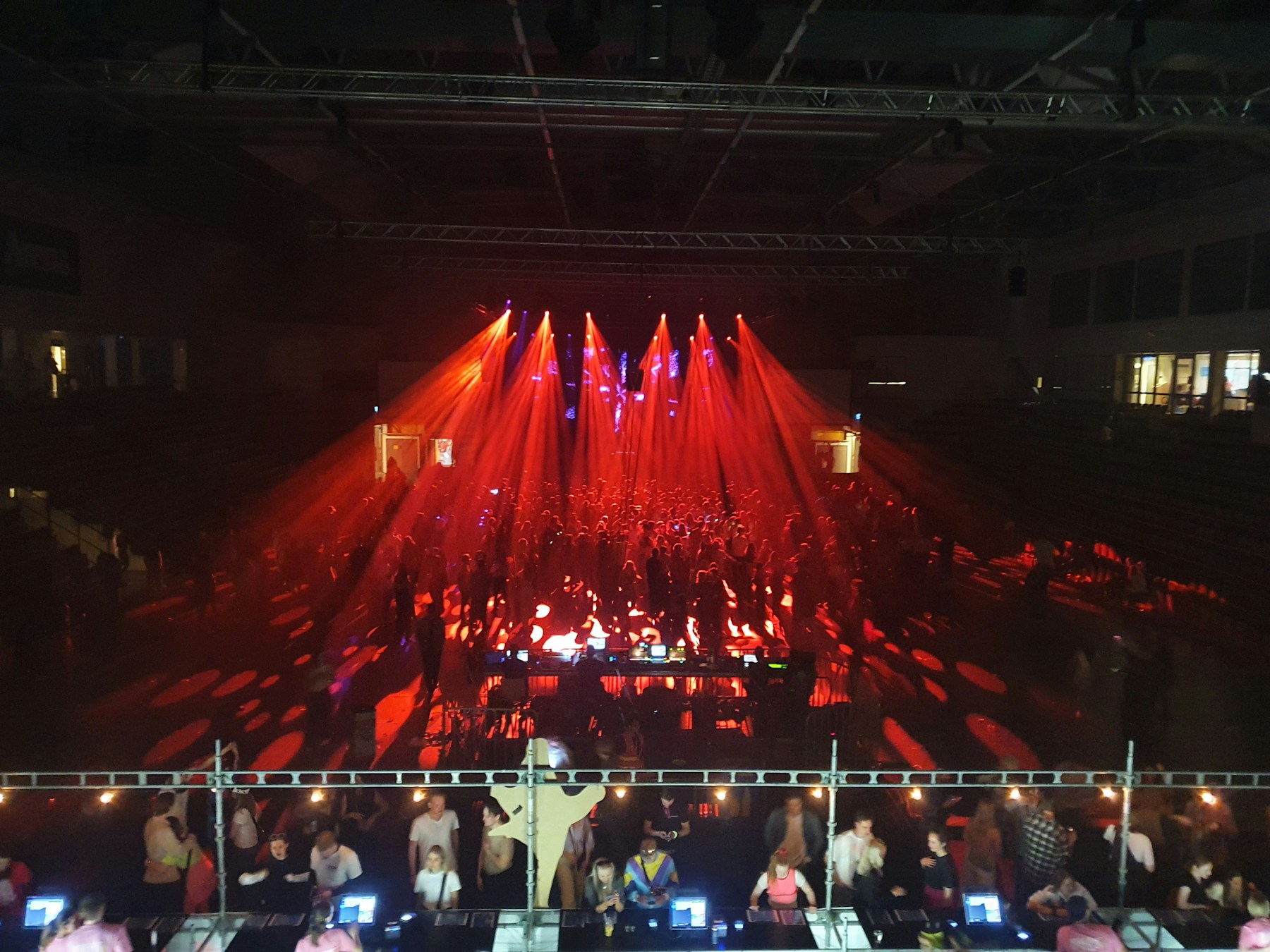 Scène rouge et public d’un festival électronique